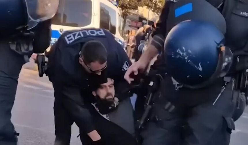 Almanya'da polisin şiddet uyguladığı göstericinin "Oğlumu İsrail öldürdü" diye tepki göstermesi kamerada