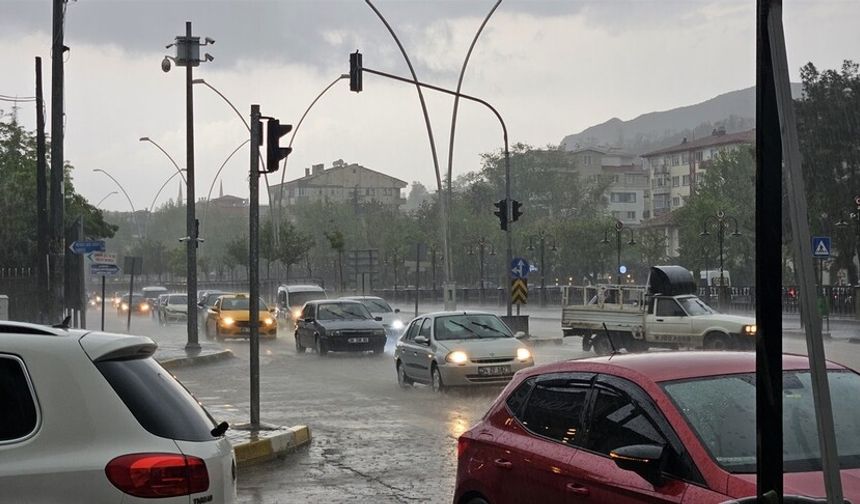 Sağanak hayatı olumsuz etkiledi