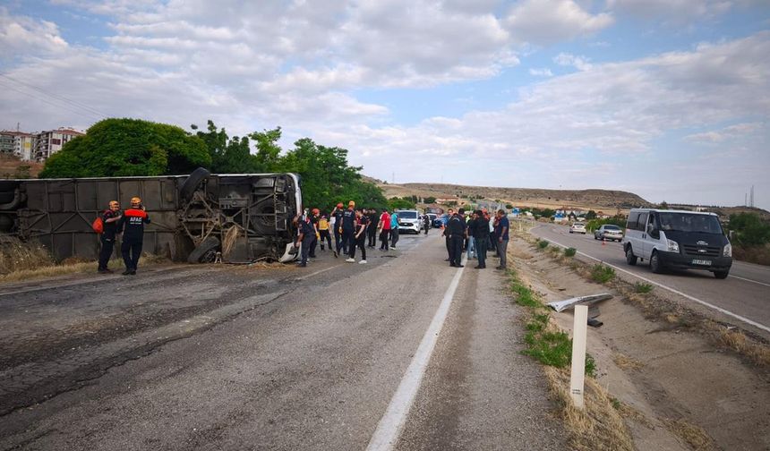 Kırıkkale'de yolcu otobüsü devrildi: 1 ölü, 40 yaralı