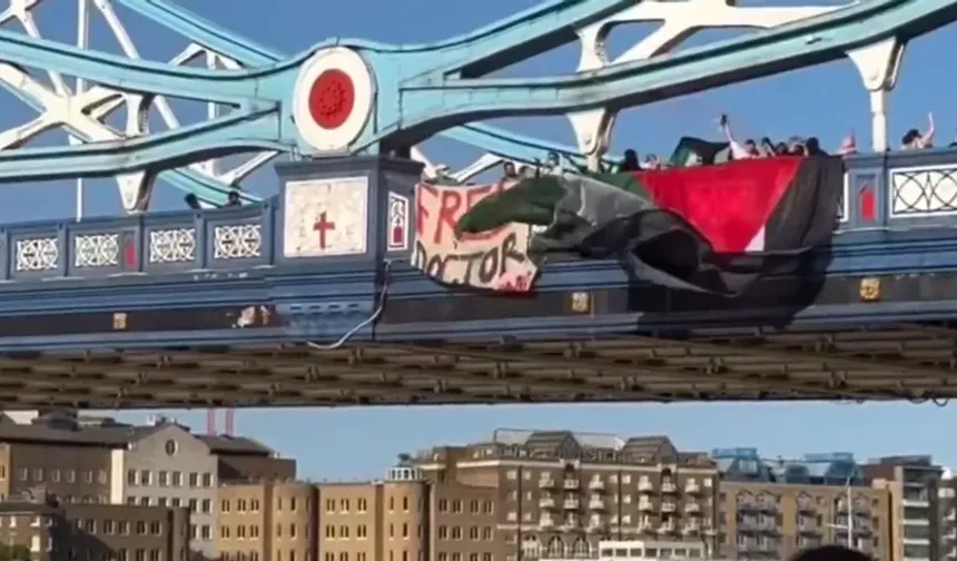 Londra'daki Tower Bridge'de Filistinli doktor Ebu Safiyye'nin serbest bırakılması için eylem düzenlendi