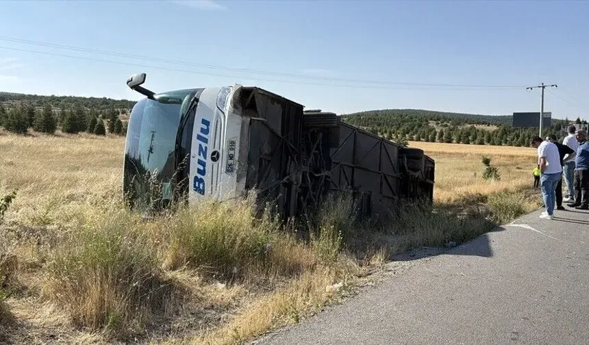 Eskişehir'de yolcu otobüsü şarampole devrildi