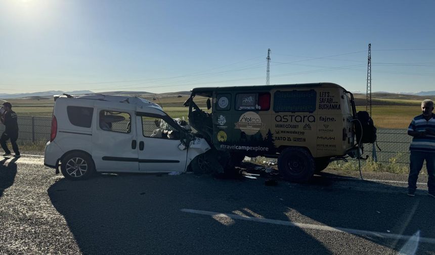 Bayburt'ta kamyonetle hafif ticari aracın çarpıştığı kazada 8 kişi yaralandı