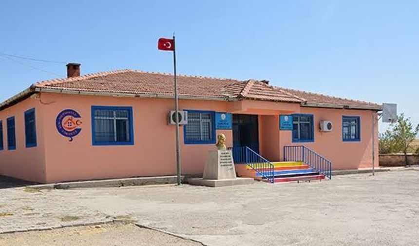 Silopi’de öğretmenler köy okulunun dış cephesini kendi imkânlarıyla boyadı