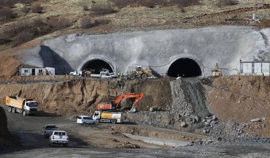 Karayollarında yol çalışmaları sürüyor: Van-Tatvan’da tünel gün içinde kapalı