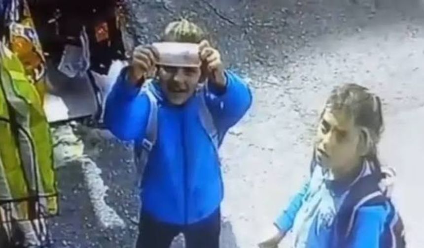 Kapalı marketten aldıkları içeceğin parasını kameraya gösterip bırakan Bursalı kardeşler takdir topladı