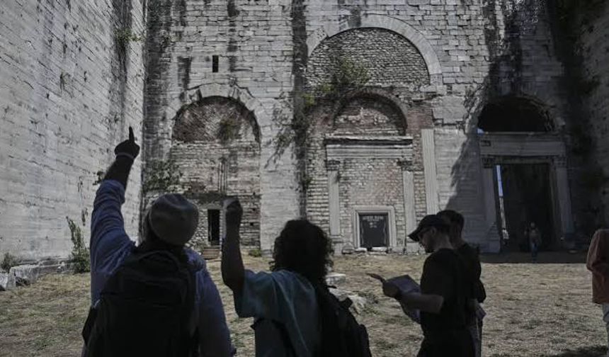 Yedikule Kapısı Bizans ve Osmanlı izlerini bir arada taşıyor: Üzerinde Sultan 3. Ahmed’in onarım kitabesi var