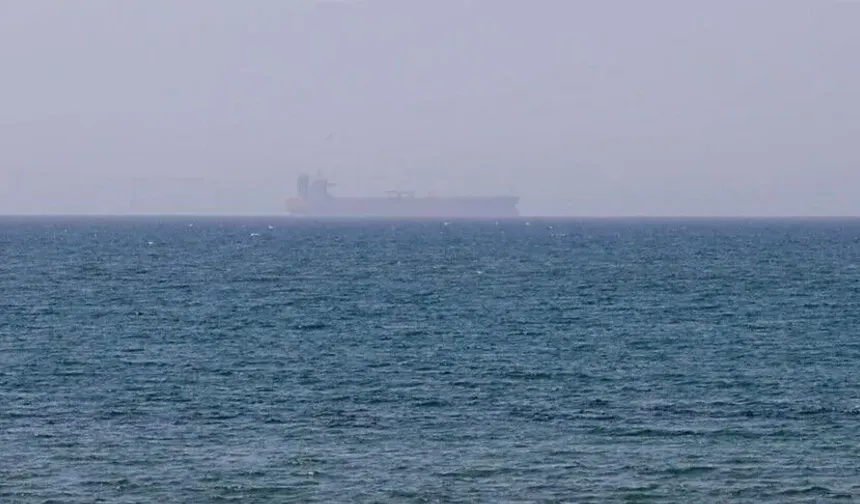 Panama bayraklı gemi Umman kıyıları açıklarında vuruldu, ardından alev aldı.
