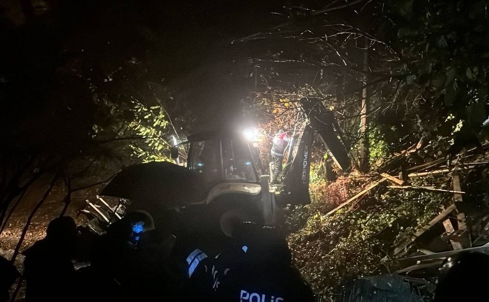 Zonguldak'ta üst üste heyelan! 2 kişi göçük altında 14 evden 42 kişi çıkarıldı