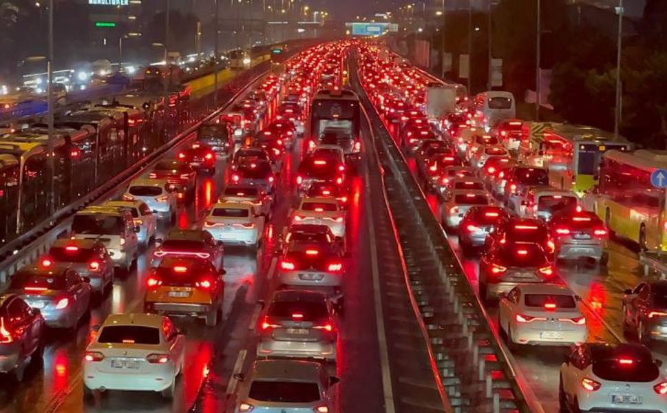 İstanbul’da Trafik Felç: Akşam Yağmuru Şehri Kitledi, Yoğunluk %90!