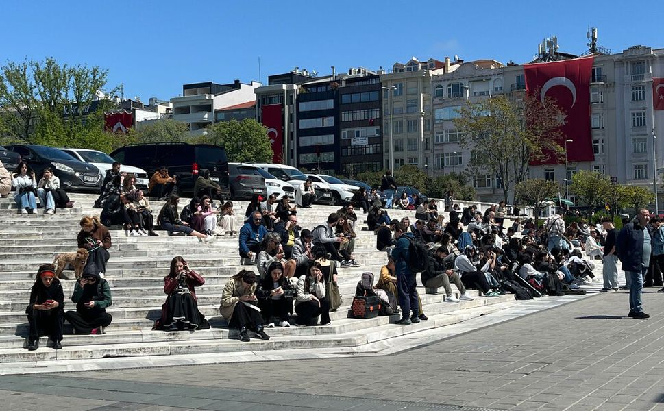 İstanbul'da yaşanan 6.2'lük deprem sonrası halk sokağı döküldü