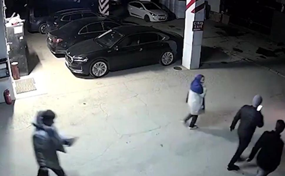 Bolu'da 78 can gitti, otel personeli araç kurtarmaya koştu