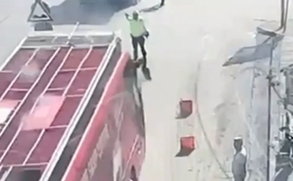 CHP'nin skandalları bitmiyor! Seçim otobüsü polisi ezmeye çalıştı