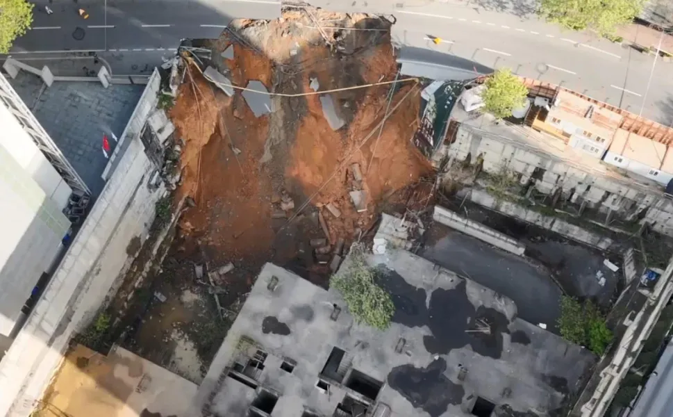 Sarıyer'de yol çöktü: Cadde trafiğe kapatıldı
