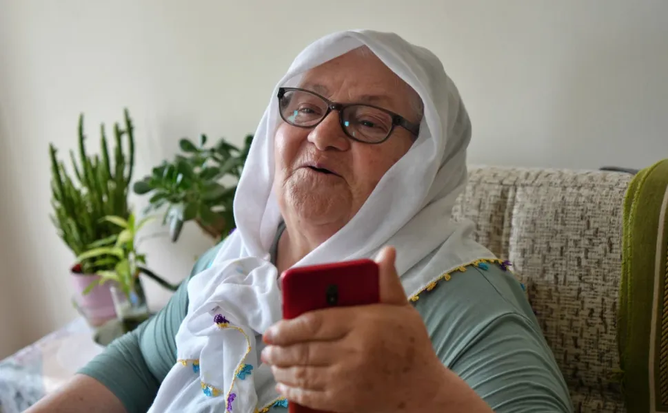 Fahriye Nine dolandırıcıya papucunu ters giydirdi!