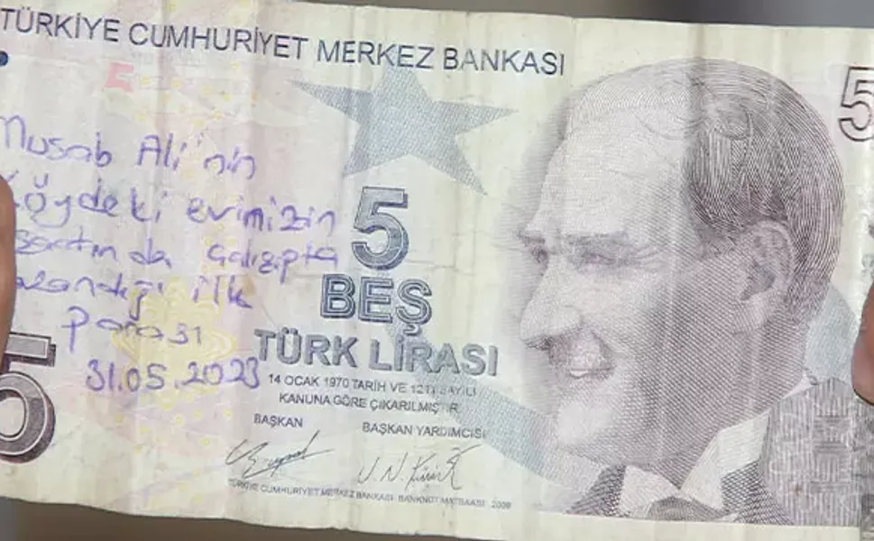 Kantinden aldığı 5 TL'nin üzerindeki yazı duygulandırdı! Geri verdi
