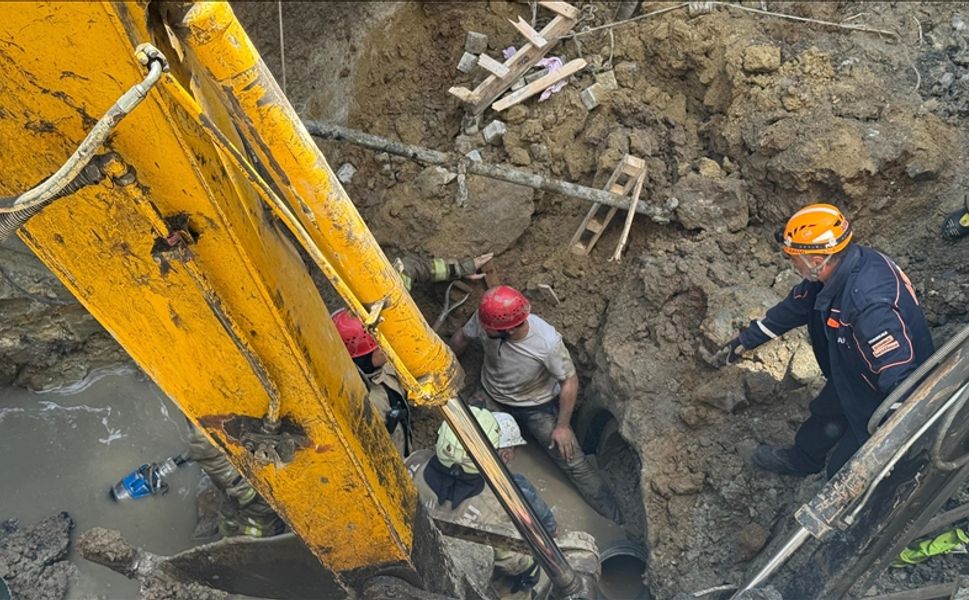 Bayrampaşa'daki kanalizasyon çalışması sırasında göçük altında kalan işçi kurtarıldı