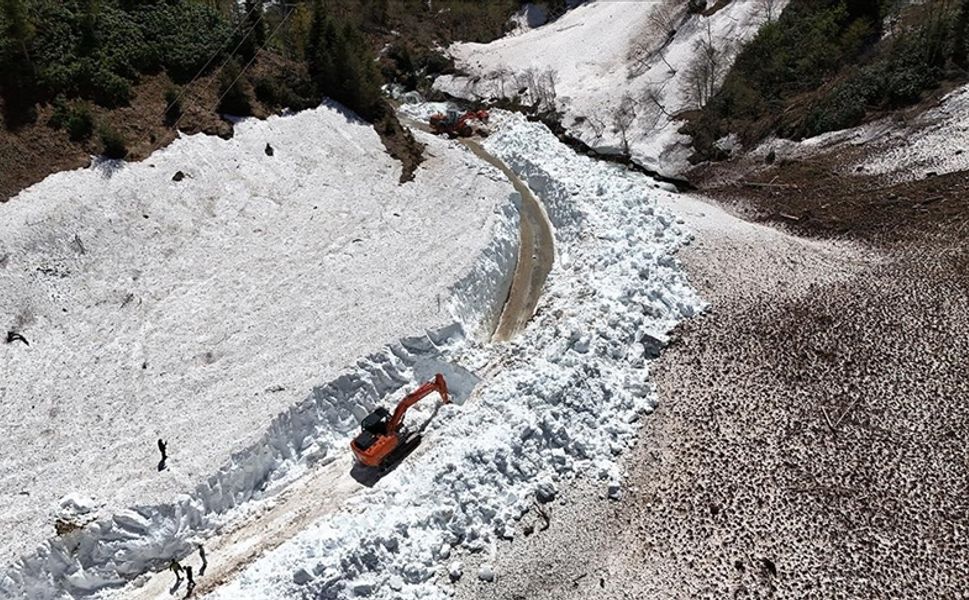 Rize'de yayla yollarında karla mücadele sürüyor