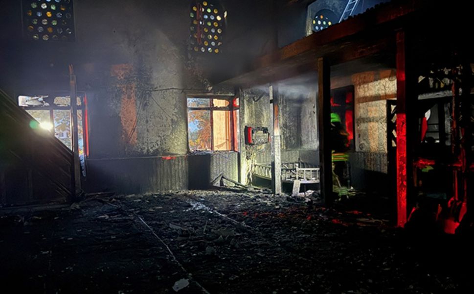 Düzce’de bir cami yanarak kullanılamaz hale geldi