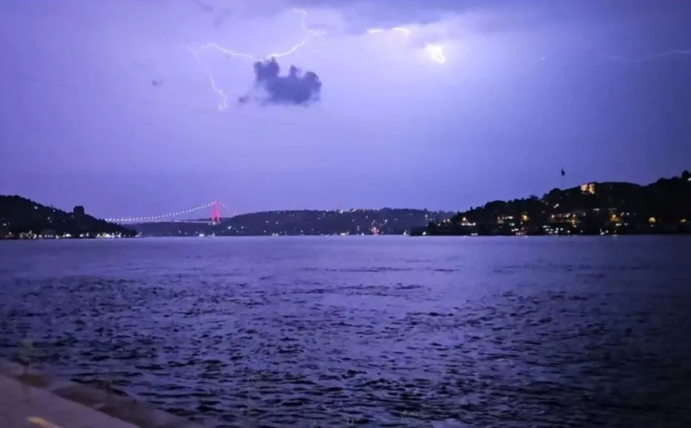 İstanbul'da beklenen yağış! Geceyi aydınlatan şimşekler gündem oldu