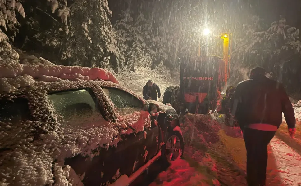 Yoğun kar yağışı: Otoyol ulaşıma kapandı
