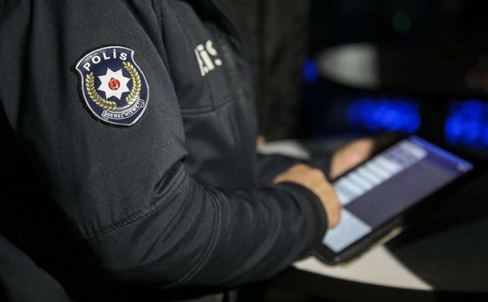 İzmir’de trafikte saldırı: Sürücüye 20 yıl ehliyet yasağı