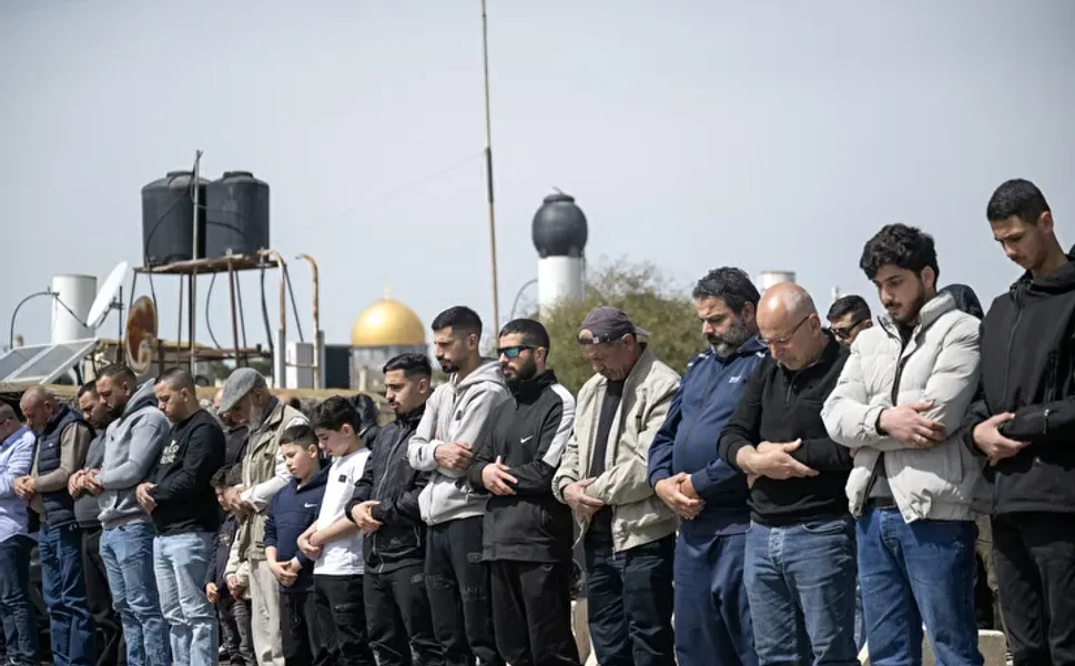 Filistinliler İsrail'in kısıtlamaları nedeniyle cuma namazını sokaklarda kıldı