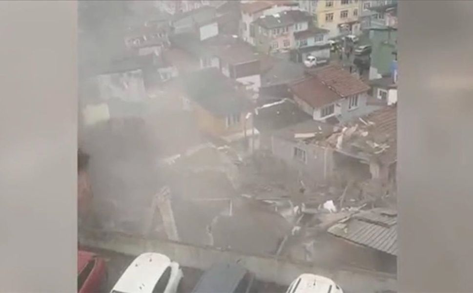 İstanbul Fatih'te iki bina çöktü