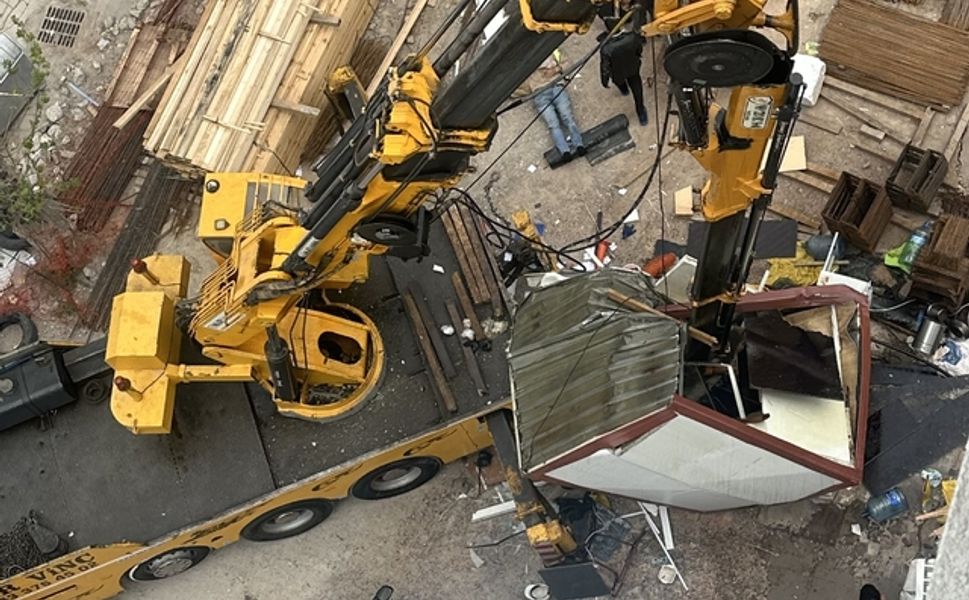 İzmir'de vincin kırılan parçası konteynerin üzerine düştü