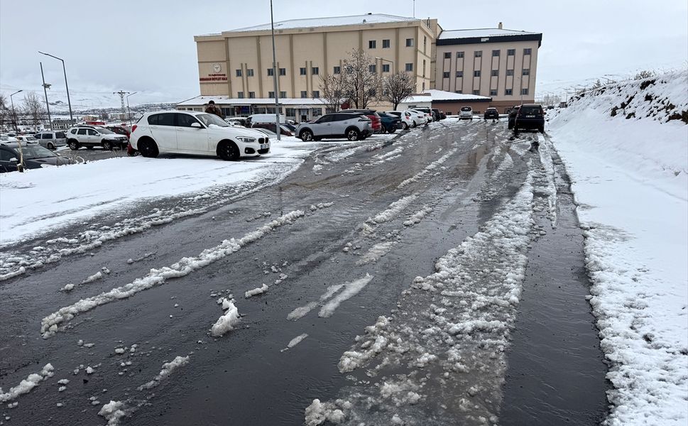 Bazı illerde sağanak ve kar etkili oldu