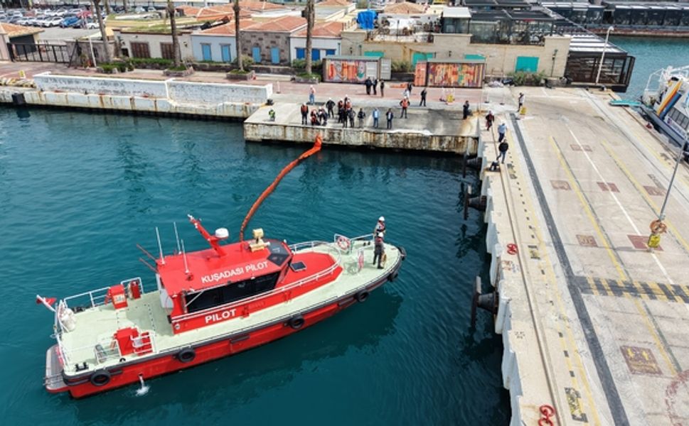 Kuşadası'nda denizde kimyasal sızıntı tatbikatı yapıldı