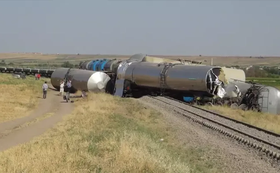 Diyarbakır'da raydan çıkan yük treninin vagonu devrildi