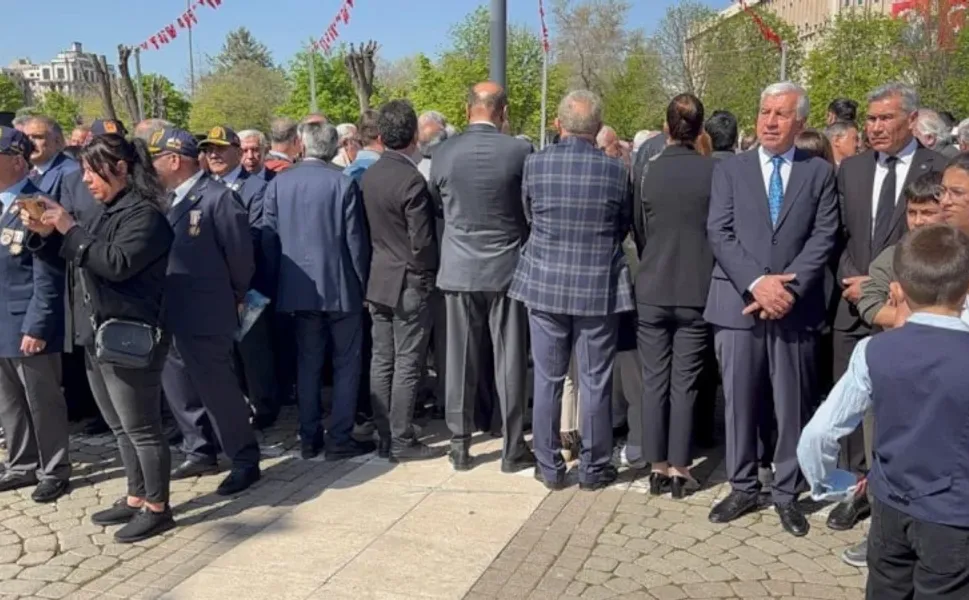 Gaziantep'te 23 Nisan töreninde CHP yönetimi, mehter gösterisine sırtını döndü