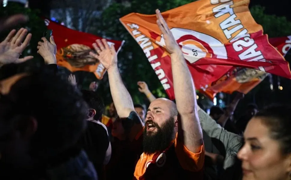 Galatasaray taraftarları derbi sonrası sokaklara indi
