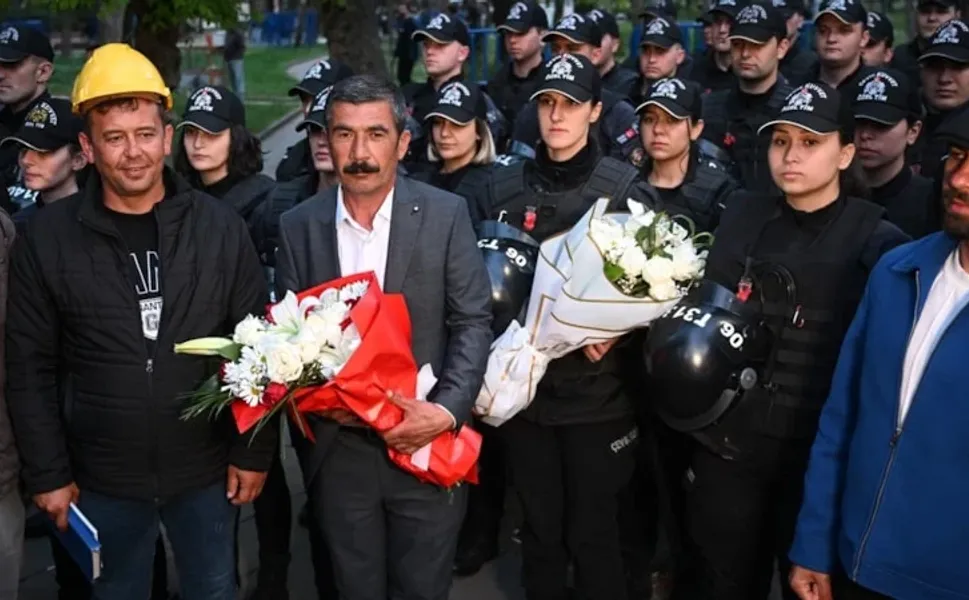 Ankara'da madenci eylemi bitti: Polise çiçek vererek ayrıldılar