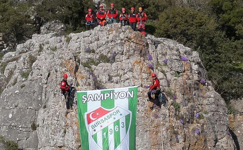 Bursaspor'un şampiyonluğunu zirveye bayrak asarak kutladılar