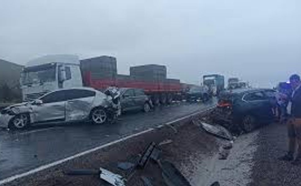 Yolcu Otobüsü 10 Araca Çarparak Durabildi: 7 Yaralı