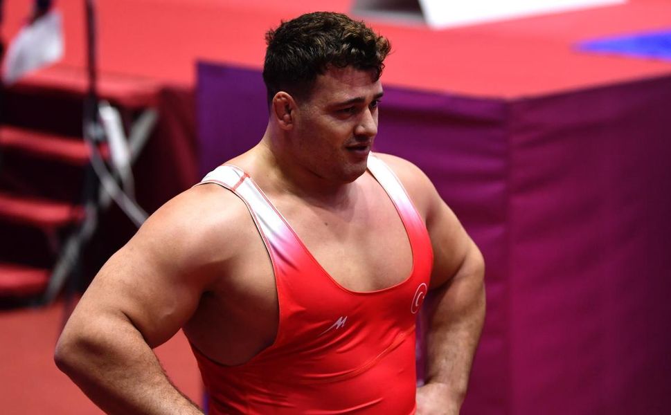 Üç milli güreşçimiz Tiran'da yarı finale yükseldi