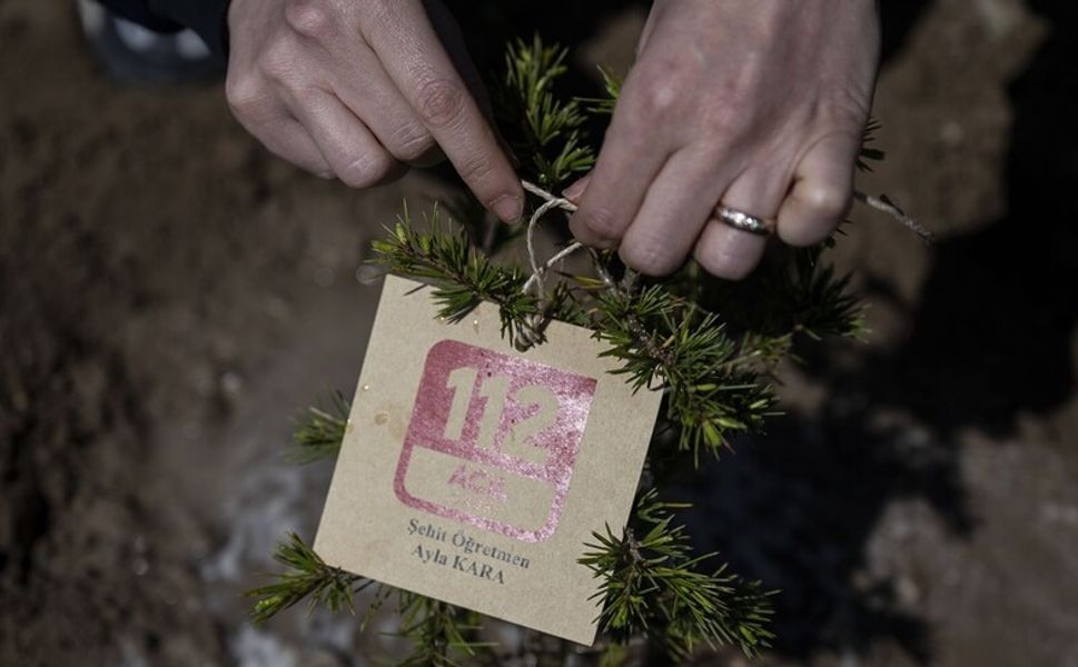 Ayla öğretmen ve öğrencilerinin adı fidanlarda yaşatılacak