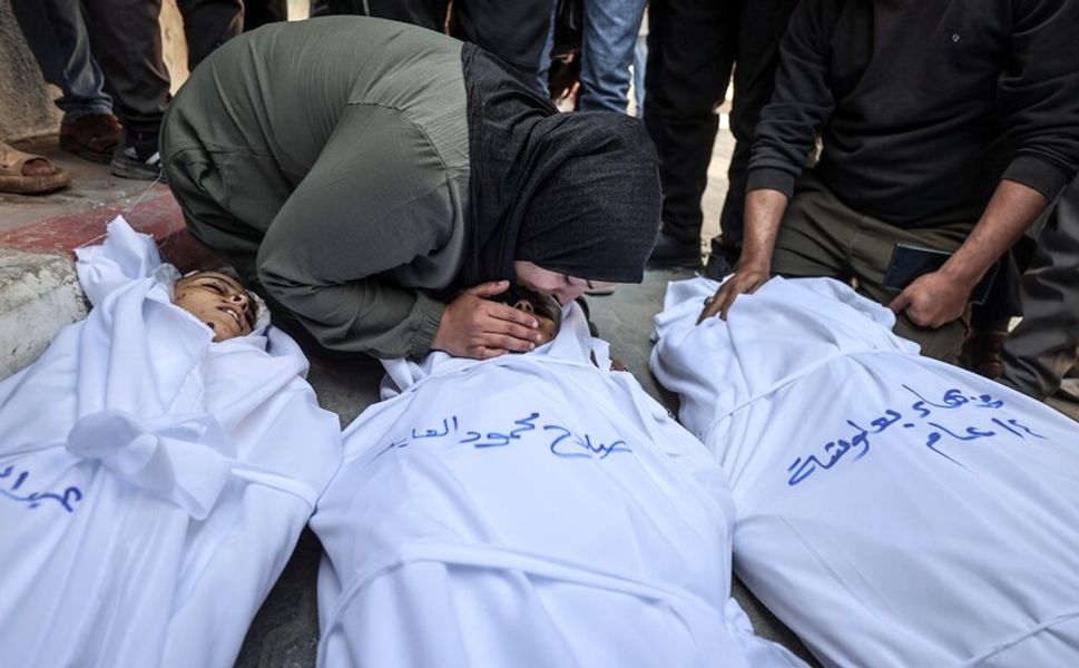 Filistinli annenin İsrail saldırısında kaybettiği çocuklarına vedası yürek burktu