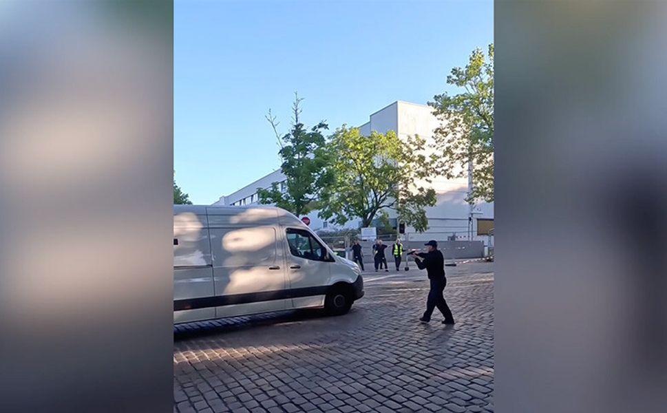 Berlin’de polis Rheinmetall şirketini protesto etmek isteyen aktivistlere silah çekti