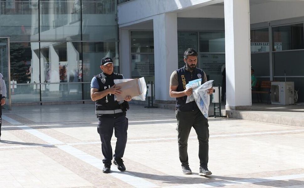 Eskişehir'in Tepebaşı Belediyesine yönelik operasyonda 23 şüpheli yakalandı