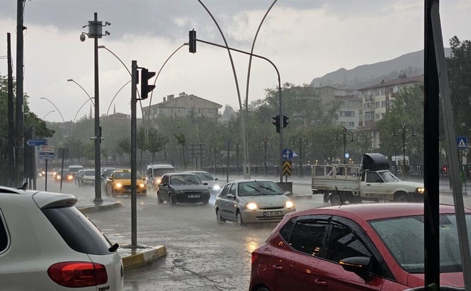 Sağanak hayatı olumsuz etkiledi