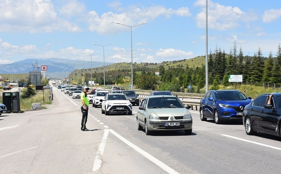 "Kilit kavşak" Kırıkkale'de bayram öncesi trafik yoğunluğu sürüyor