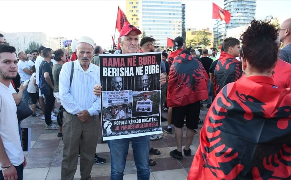 Arnavutluk'ta Zvernec'teki turizm projesine karşı gösteriler devam ediyor