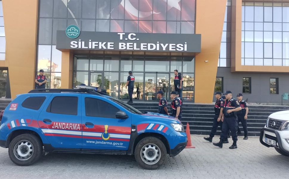 Silifke Belediyesine yönelik soruşturmada Başkan Turgut ve 7 şüpheli tutuklandı