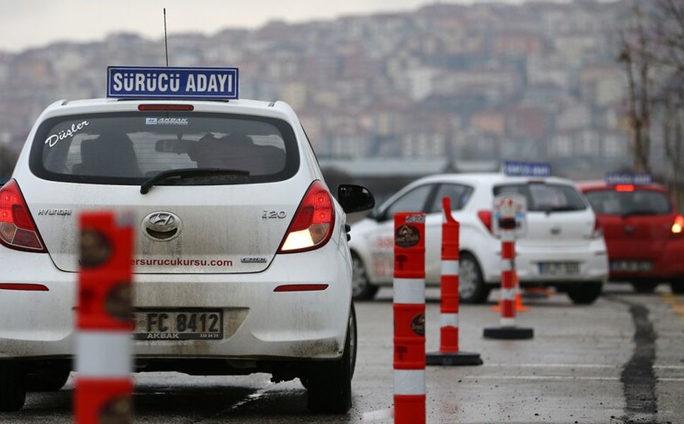 Güneşe çıkamayan sürücü adayı direksiyon sınavına akşam girecek