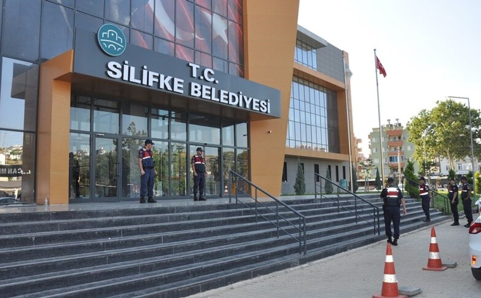 Silifke Belediyesine yönelik operasyonda Belediye Başkanı Turgut ve 17 şüpheli gözaltına alındı