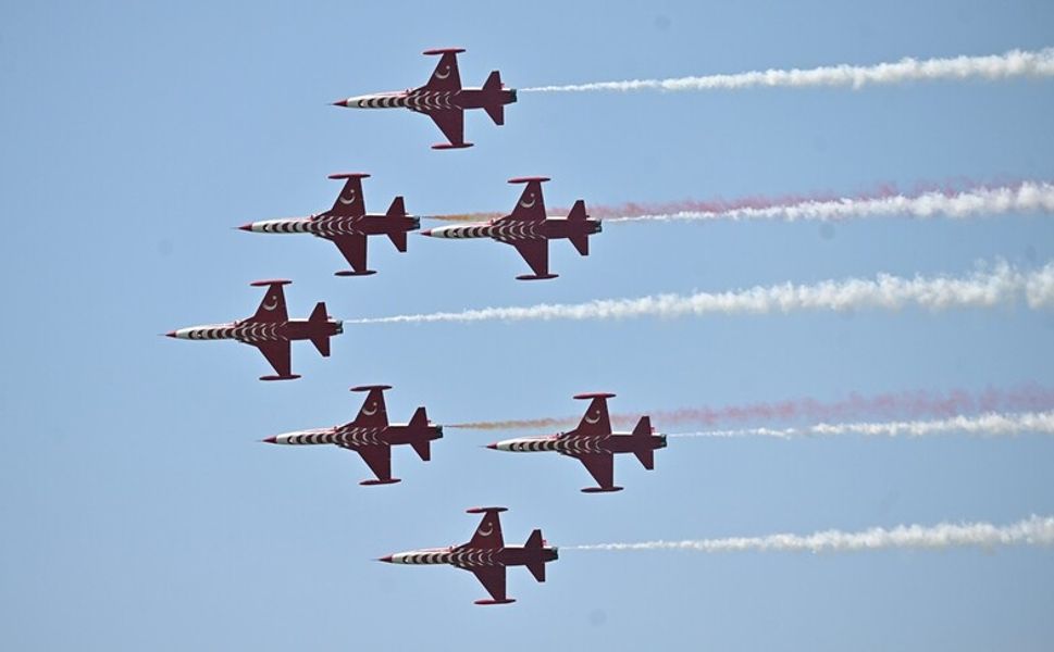 Türk Yıldızları'nın Belçika'daki gösterisi büyük ilgi gördü