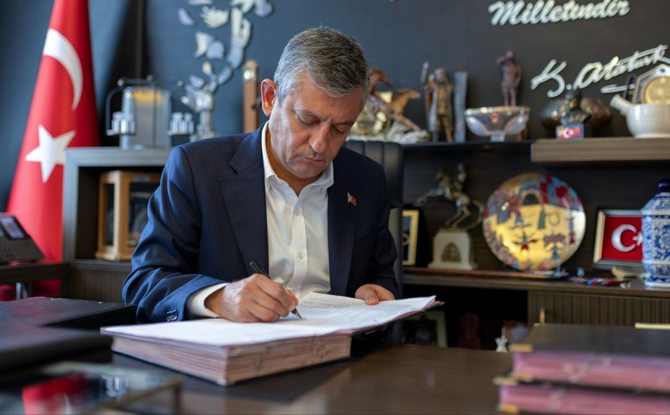Özgür Özel ve 90 vekil CHP'den istifa etti