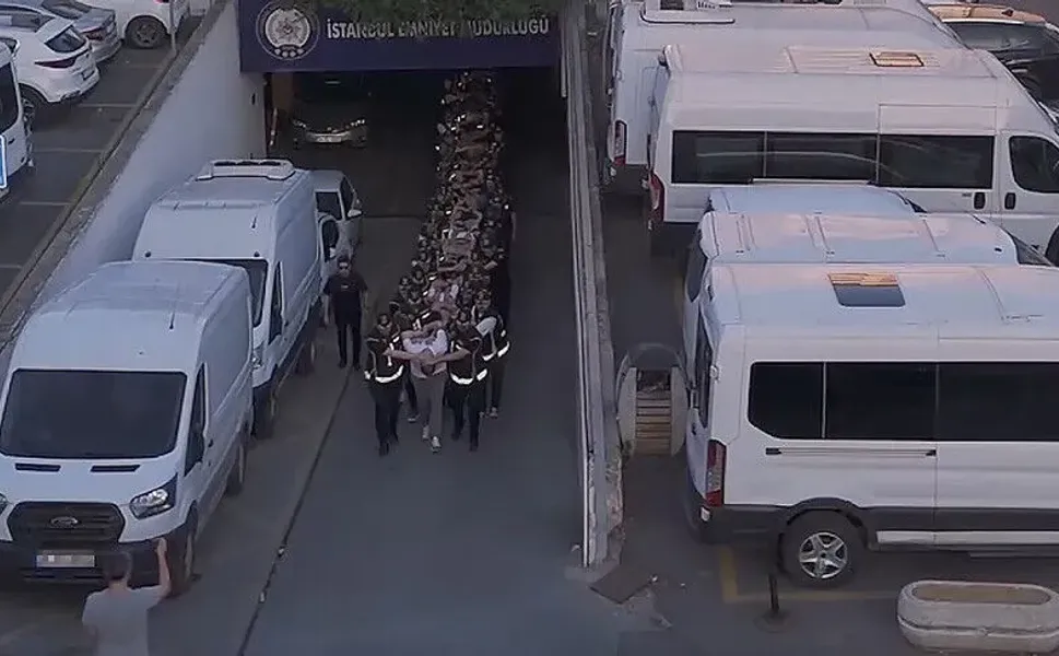 İstanbul merkezli organize suç örgütlerine yönelik operasyonda yakalanan 103 zanlı adliyede
